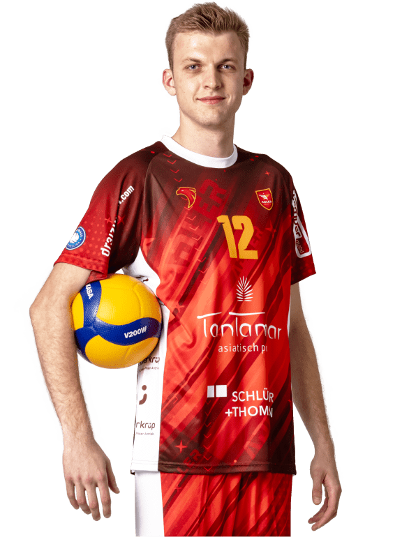 Adler Kieler TV Volleyballspieler mit Ball im roten Heimtrikot 2024/25 – Produktfoto der offiziellen Teamkleidung